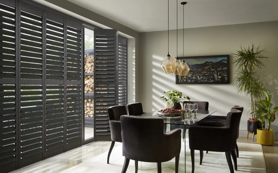 Shutters van Luxaflex in de eetkamer