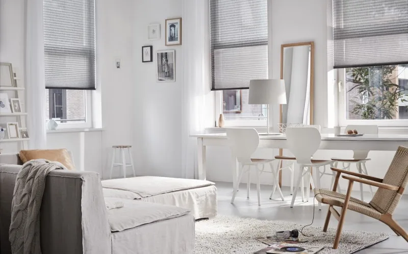 Witte Luxaflex plissés in de woonkamer