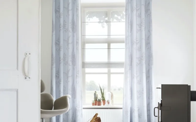 Lichtblauwe lichtdoorlatende gordijnen