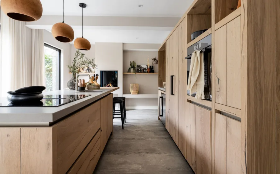 Betonlook vloer in de keuken bij Aanhuis