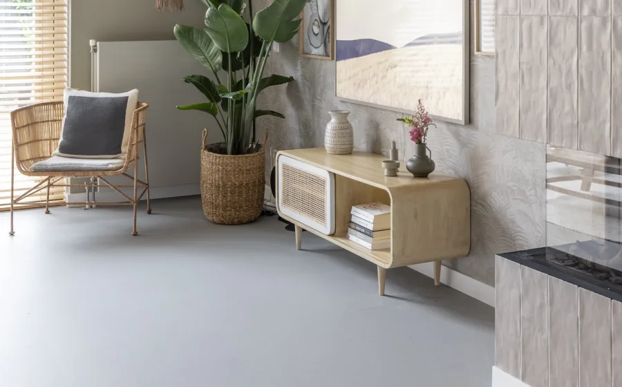Betonlook vloer in de woonkamer door Aanhuis