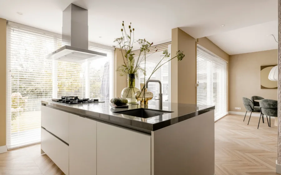 Raamdecoratie op maat in de keuken