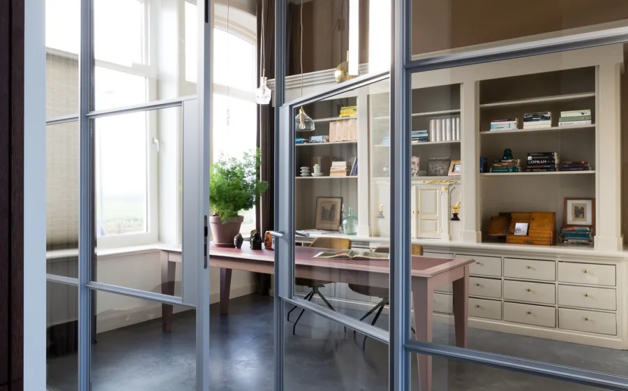 Brede stalen pui als roomdivider.