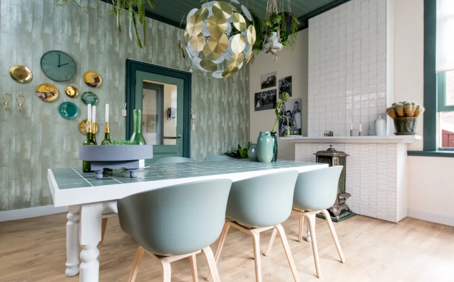 Botanisch groen met tafel en stoelen