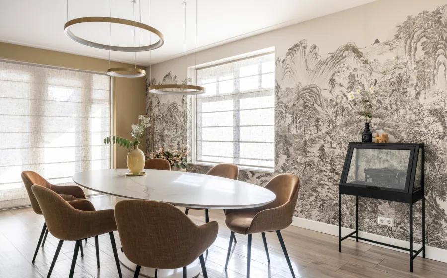 Warm kleurrijke eetkamer bij Aanhuis