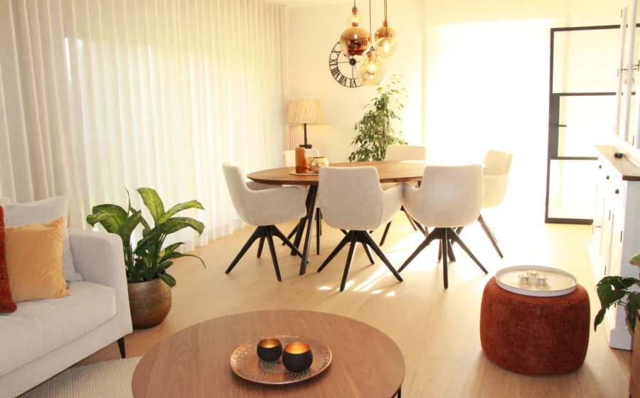 De keuze van Bart Appeltans, transparante gordijnen en metalen deuren, stijlvol en praktisch, perfect voor je woonkamer | Aanhuis.be