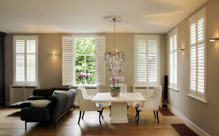 Blend witte shutters landelijke woonkamer