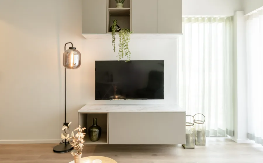 Tv-kast op maat met marmer look in de woonkamer