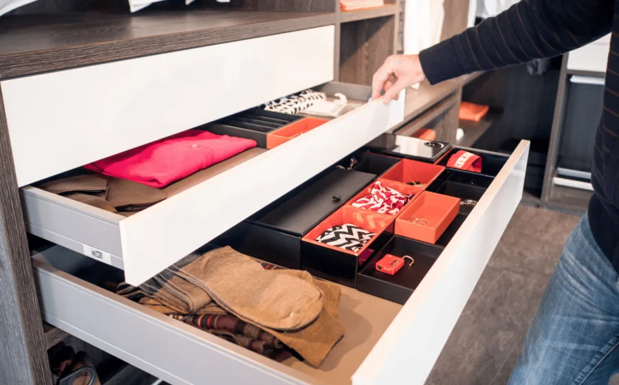 Kast op maat detail: lades met vakindeling, kleding en accessoires. | Aanhuis.be