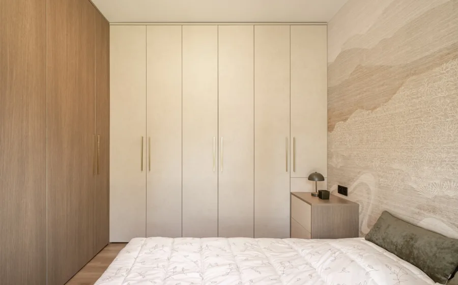 Slaapkamer met een kastenwand op maat