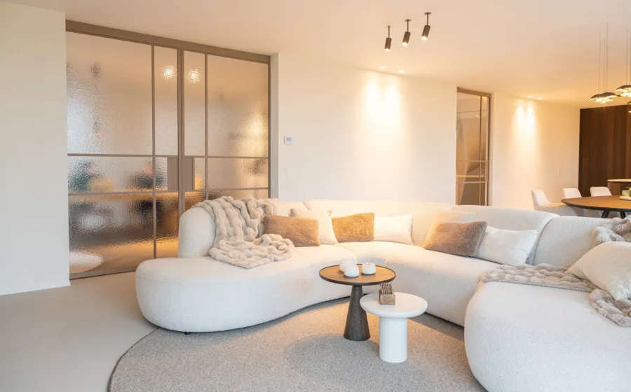 Make-over Modern Glow van Bart Appeltans: een moderne woonkamer ingericht met veel textuur en zachte kleuren.