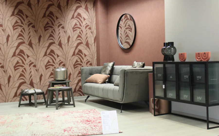 Interieur sfeerhoekje met behang met patroon in oud roze en woonkamersetting