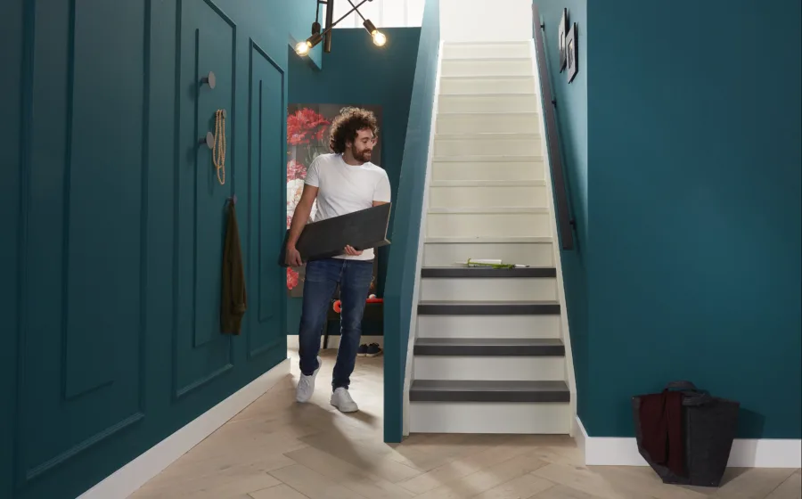 Blauwe Bruynzeel trap in de hal