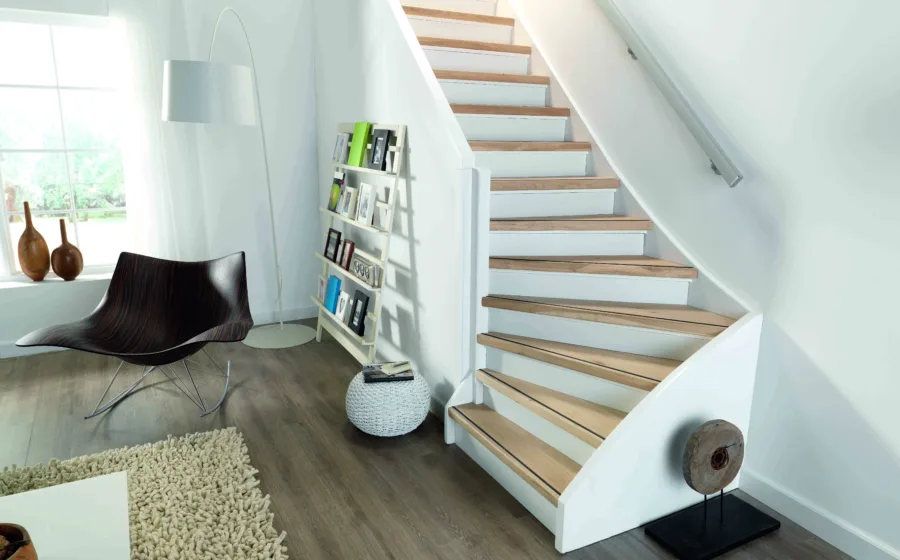 Witte open trap in de woonkamer