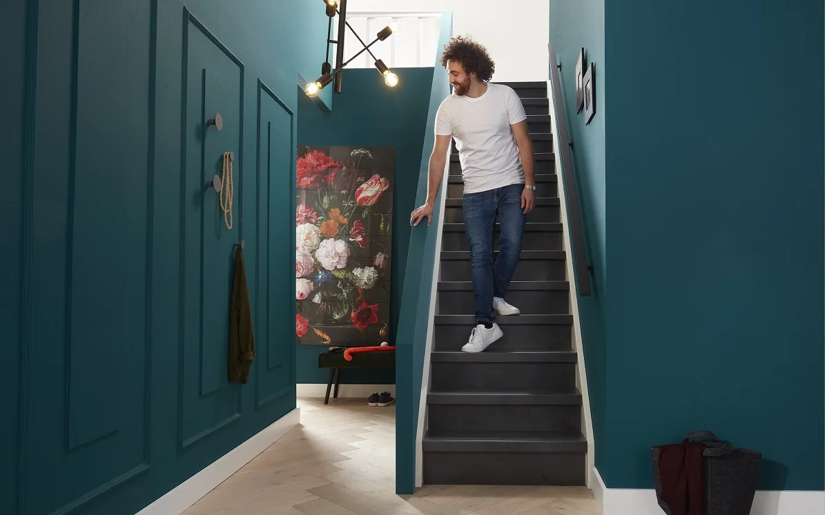 Traprenovatie van Aanhuis.be in donkere kleur