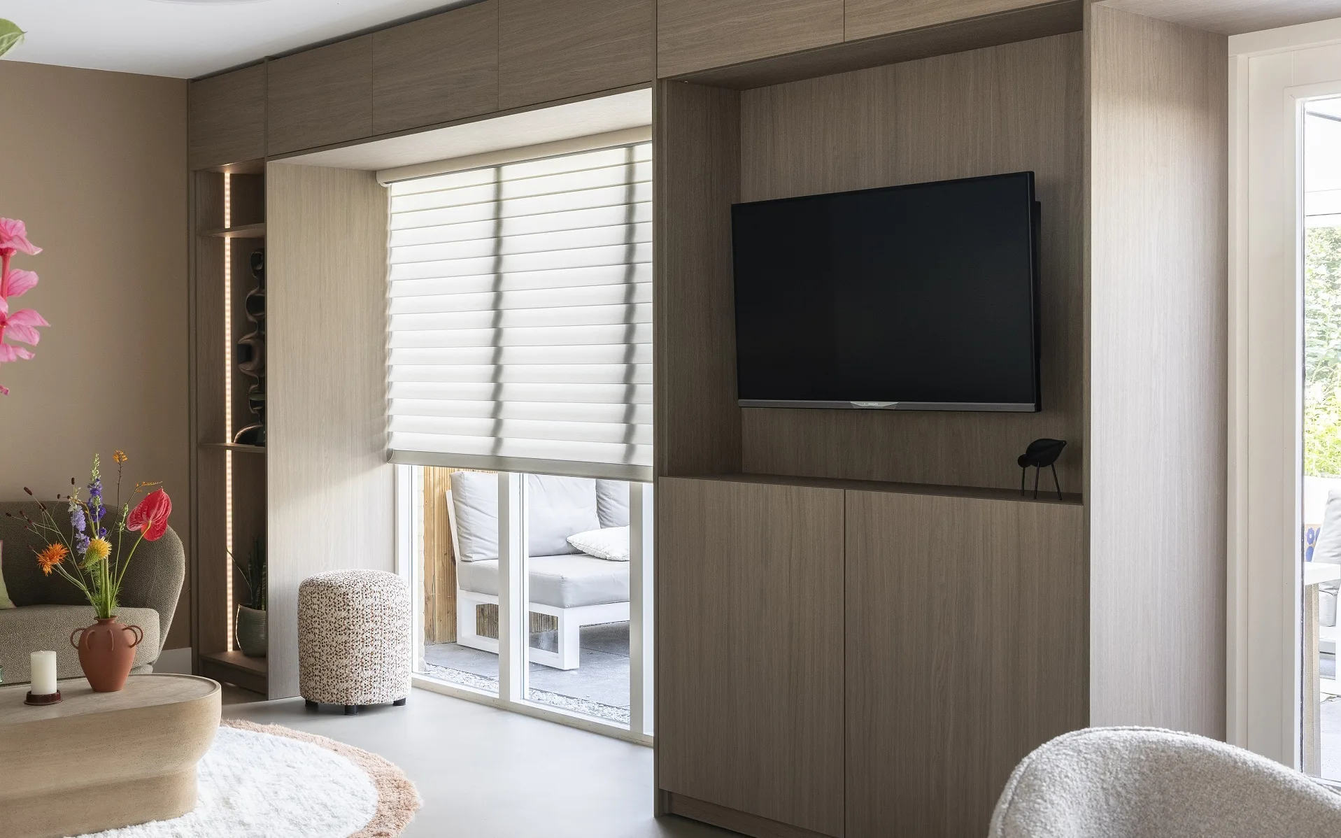 retro chic kast Luxaflex jaloezie woonkamer