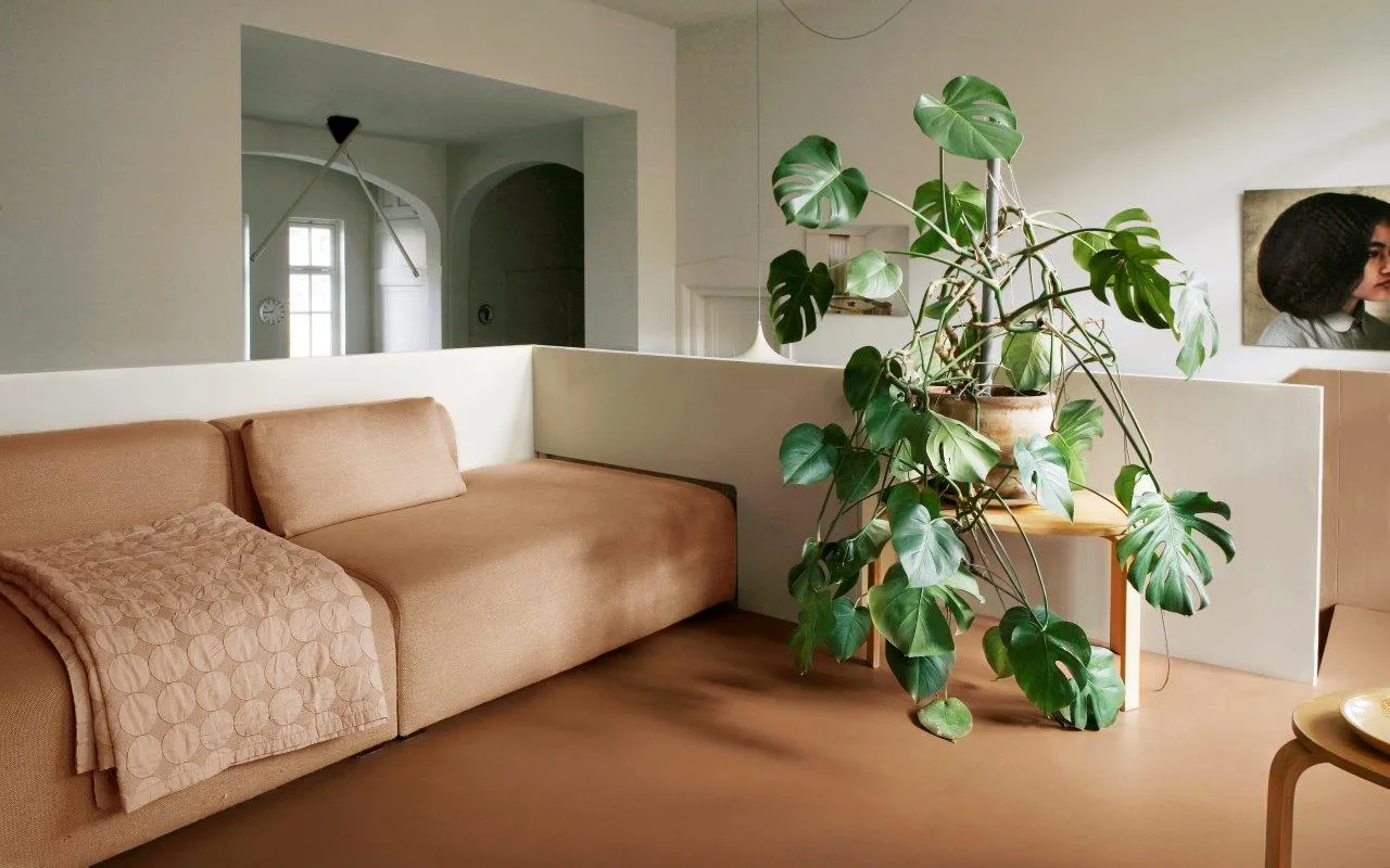 Stijlvolle open woonkamer met een slijtvaste Forbo vloer.