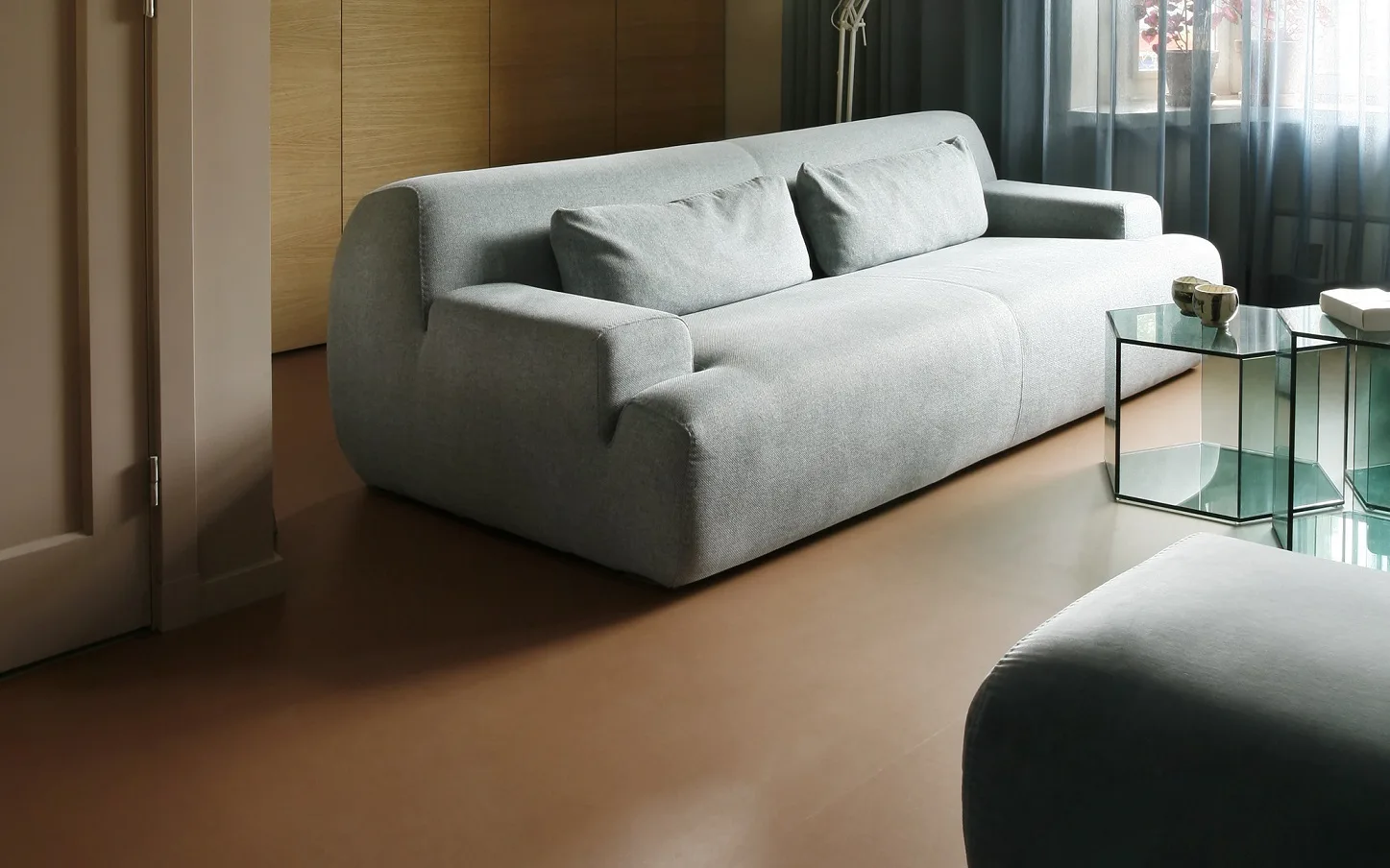 Gezellige zithoek met een warme Forbo marmoleum vloer.