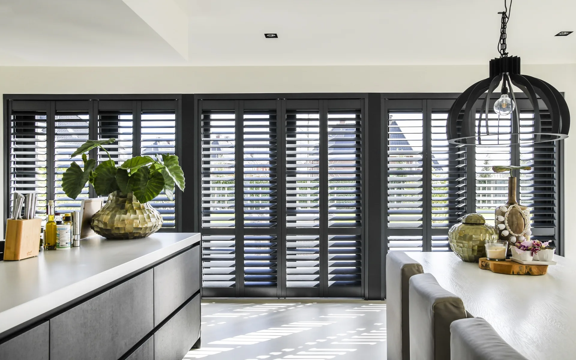 Zwarte shutters van Blend in de keuken