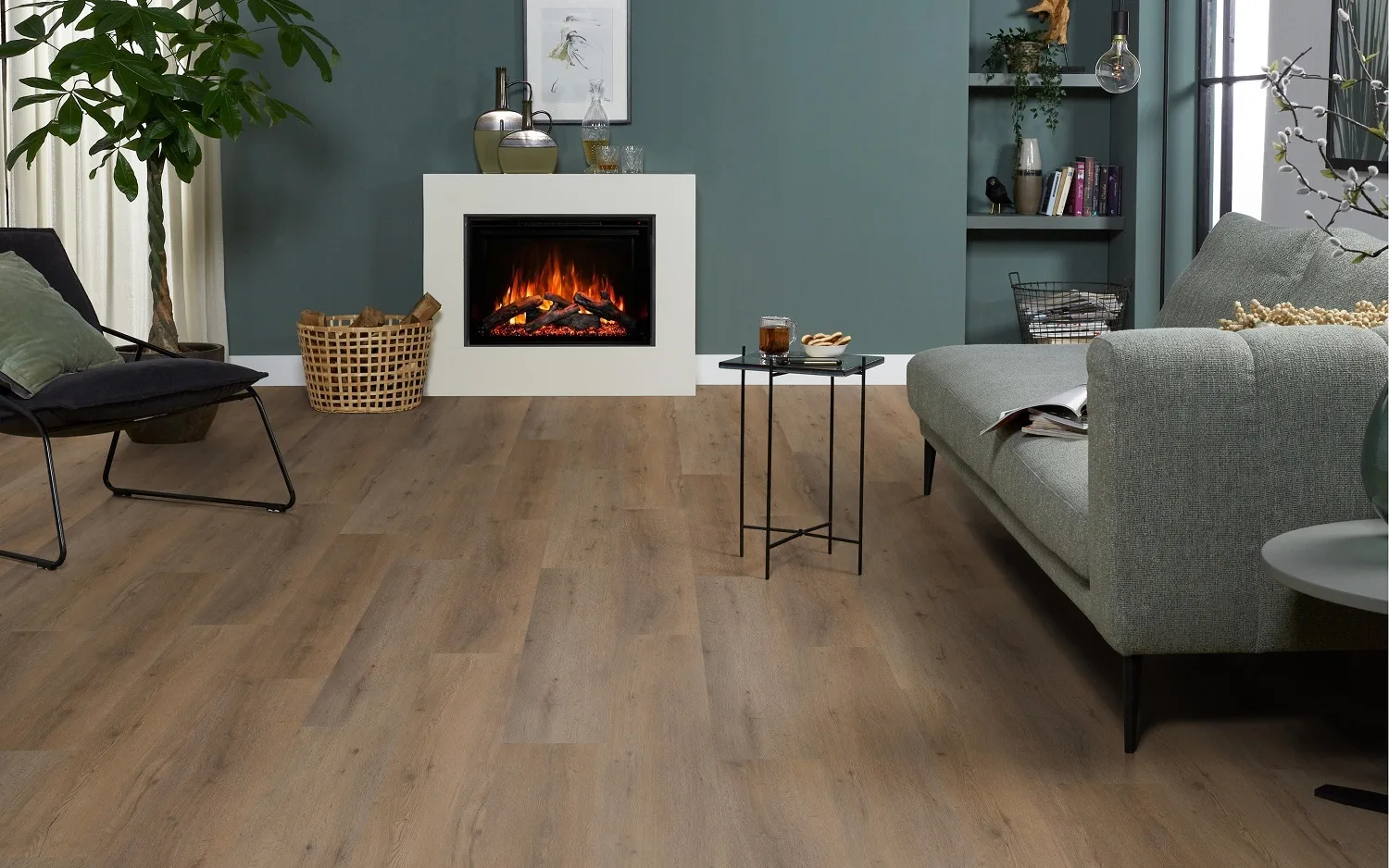 Woonkamer met open haard, boekenkast, loungebank en houtlook vloer in warme bruintint.