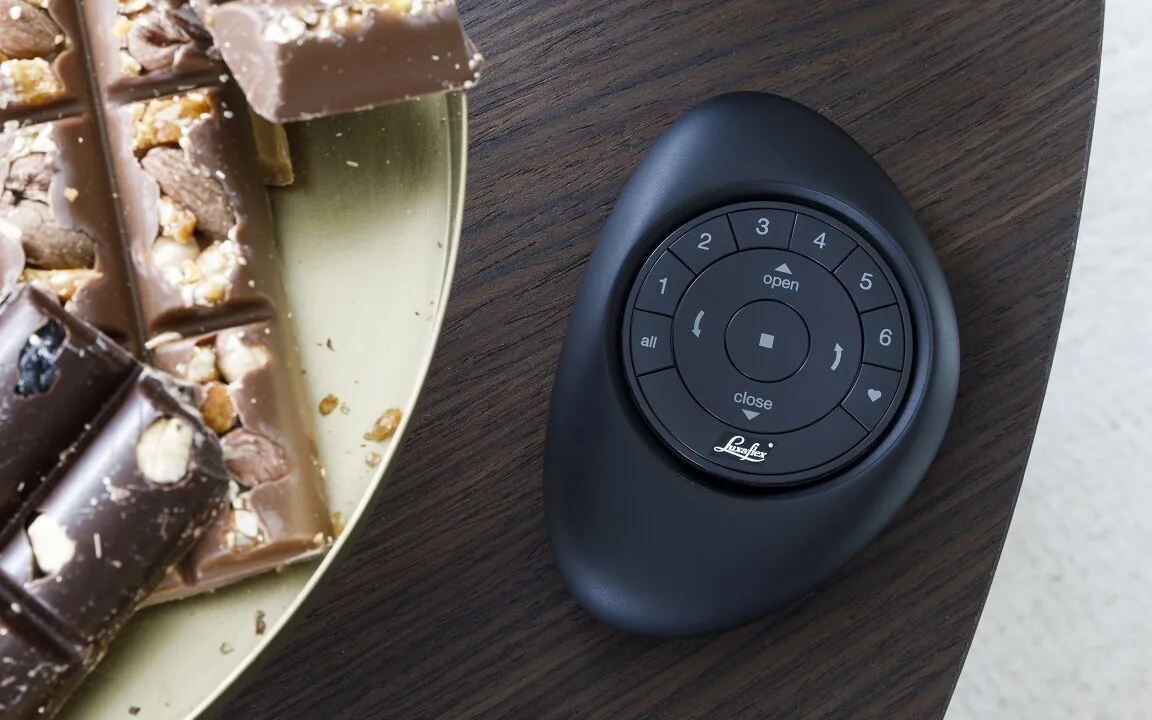 Zwarte Luxaflex® Pebble voor elektrische bediening van gordijnen en raamdeco.