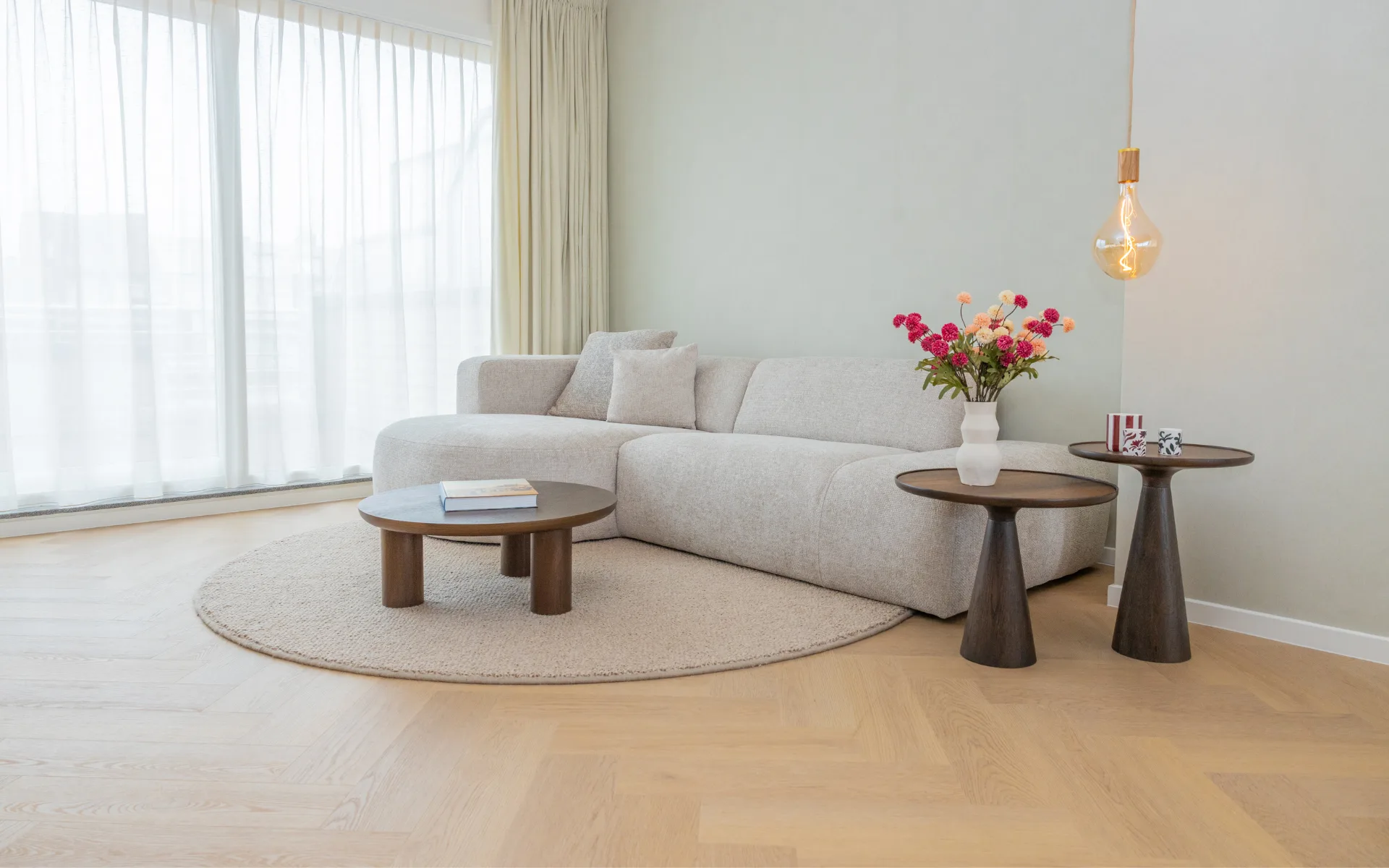 Licht pvc-visgraatvloer in japandi woonkamer