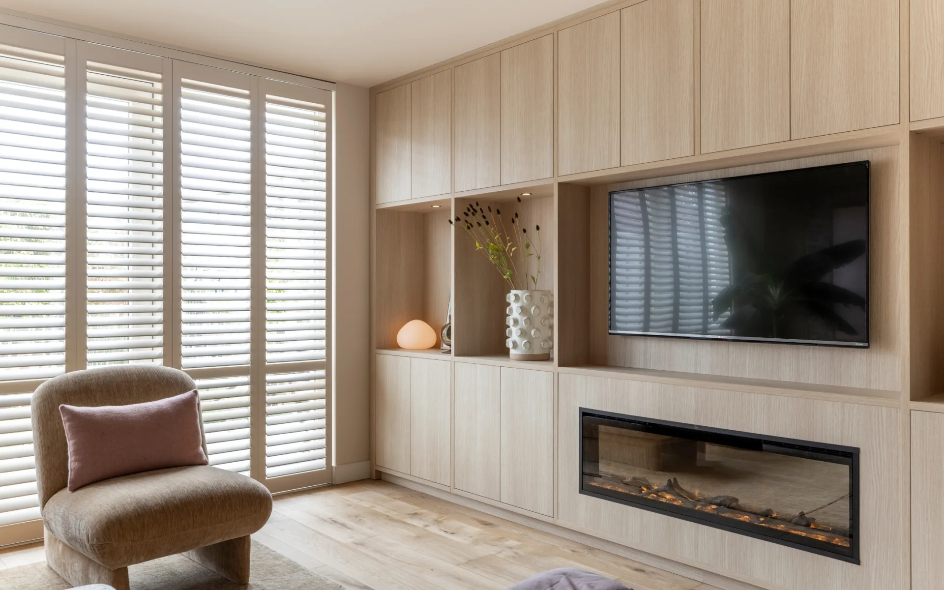 cinewall in woonkamer licht hout