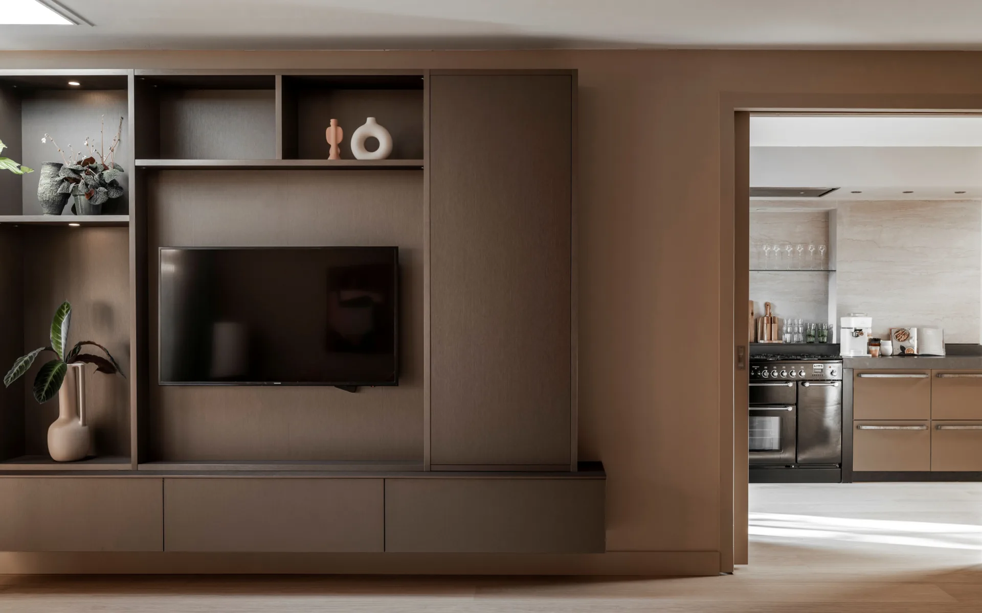 cinewall bruin in woonkamer kast op maat allure