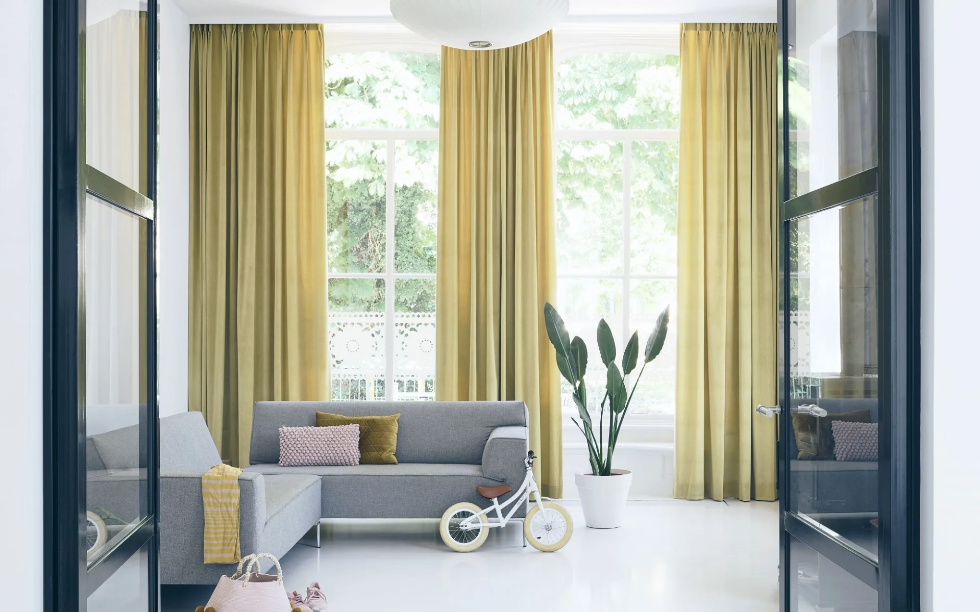 Gele overgordijnen in de woonkamer