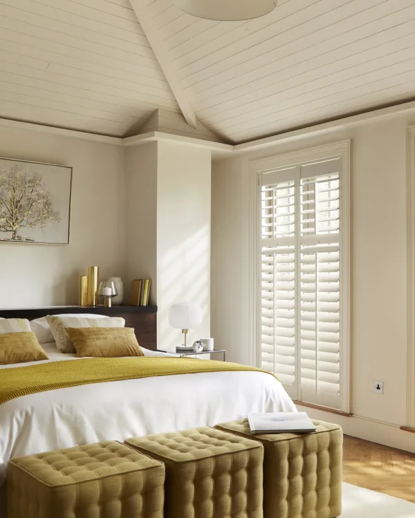 Shutters van Luxaflex in de slaapkamer