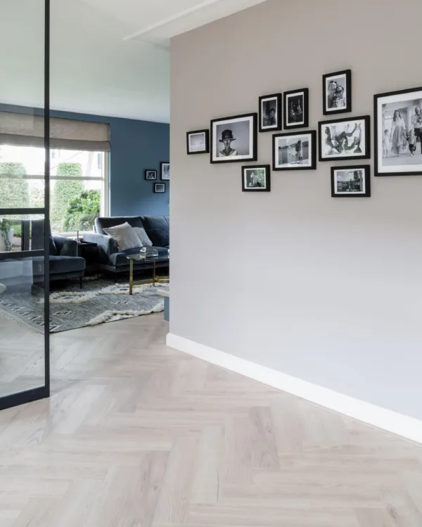 Visgraatvloer in de woonkamer met Aanhuis