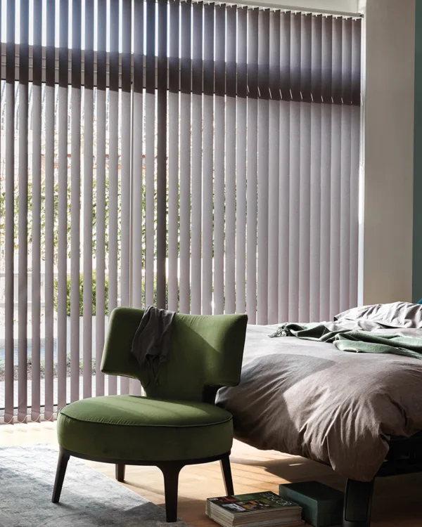 Verticale lamellen van Luxaflex in de slaapkamer