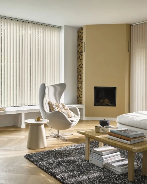 Witte lamellen in Scandinavische stijl in de woonkamer