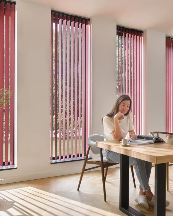 Roze lamellen op maat voor hoge ramen