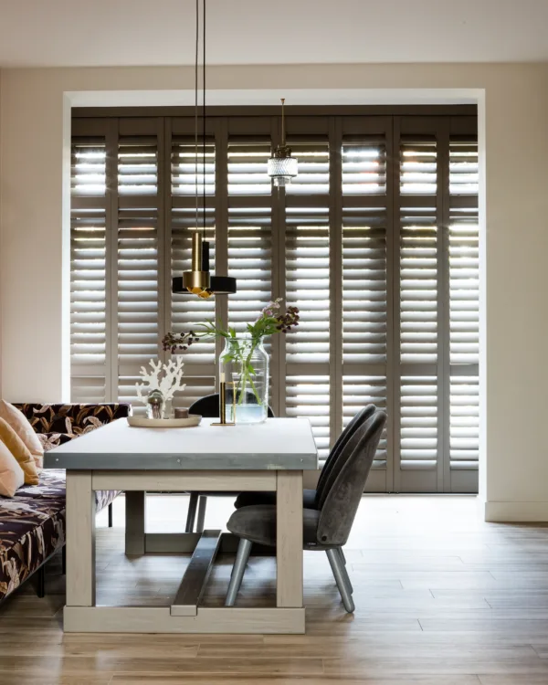 Houten shutters in de eetkamer