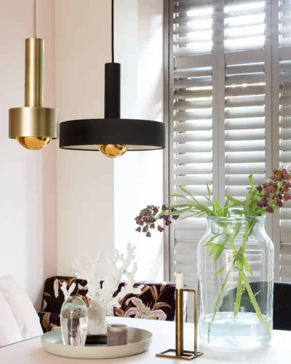 Houten shutters in de woonkamer