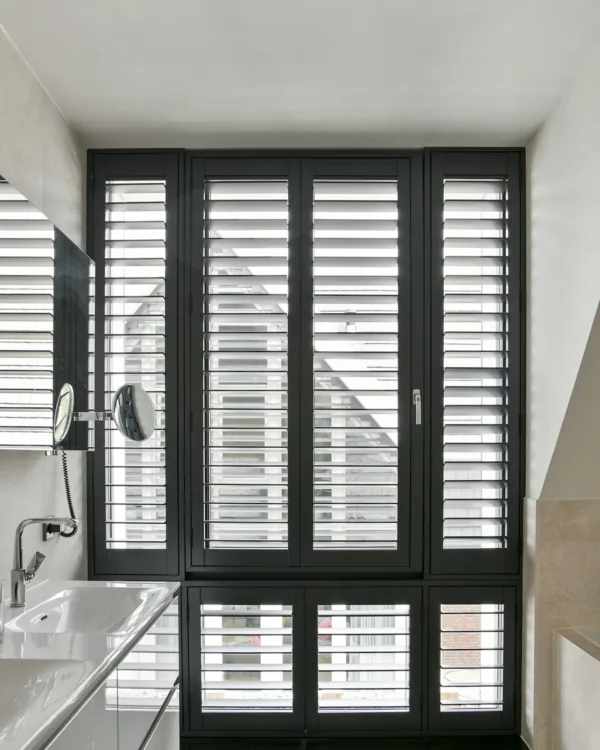 Houten shutters in de badkamer