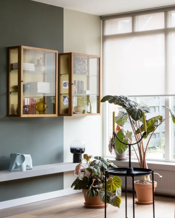 Witte brede rolgordijnen op maat in de woonkamer