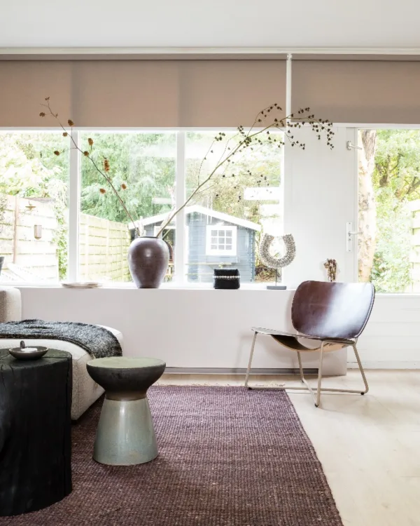 Beige rolgordijn op maat in de woonkamer