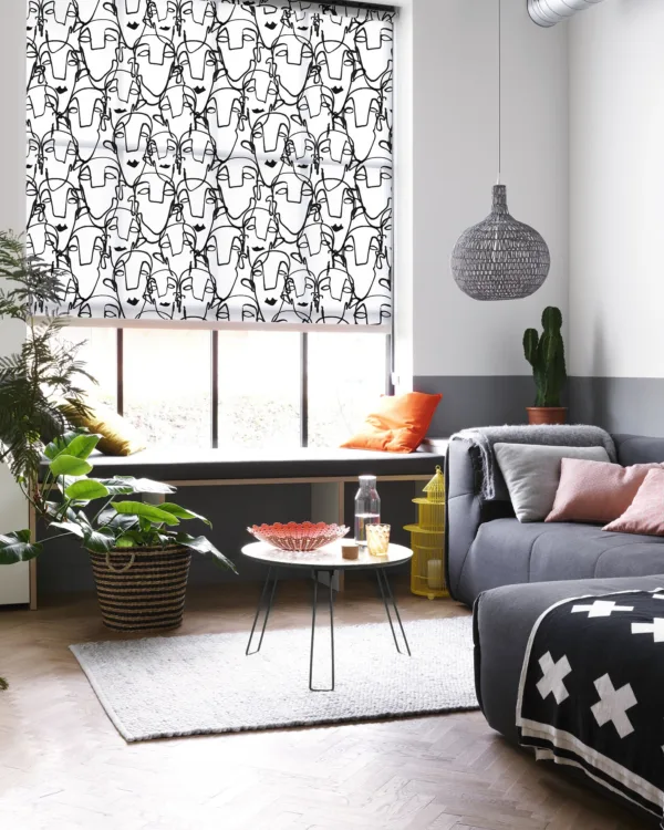 Rolgordijn met print in de woonkamer