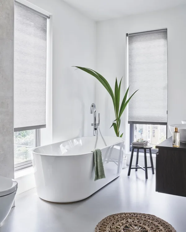 Grijs rolgordijn in de badkamer