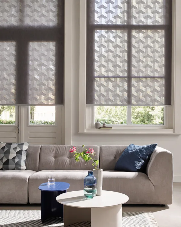 Beige rolgordijn met dessin in de woonkamer