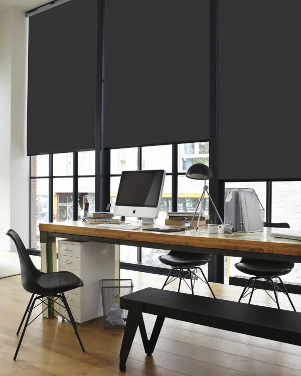 Verduisterend zwart rolgordijn op kantoor