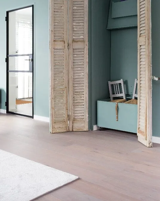 Donkere eiken vloer voor in de woonkamer