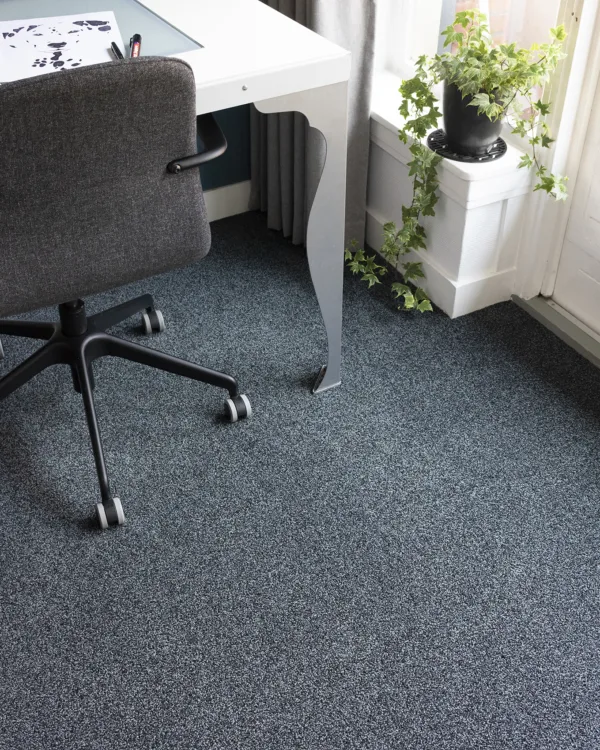 Donker blauw tapijt voor in het kantoor van Interfloor