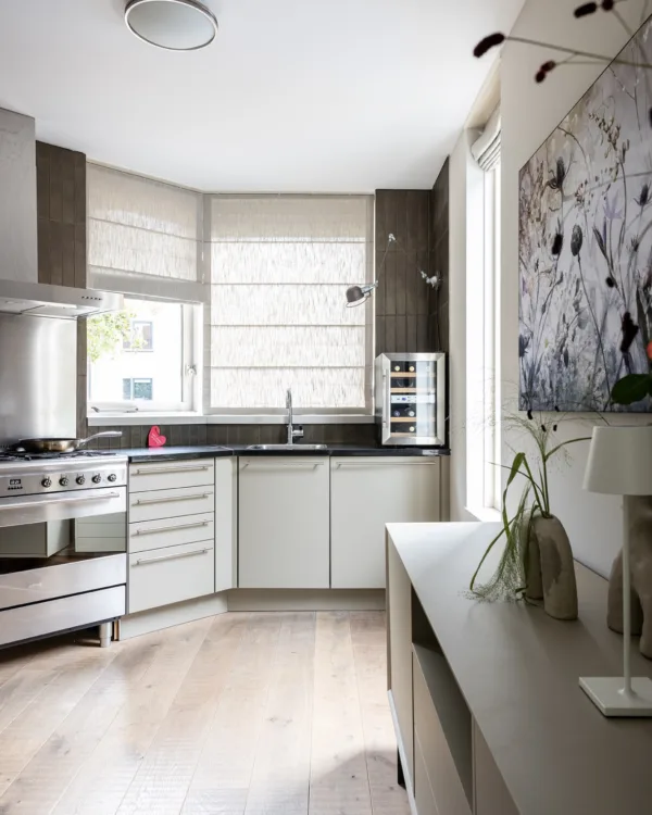 Beige vouwgordijnen in de keuken