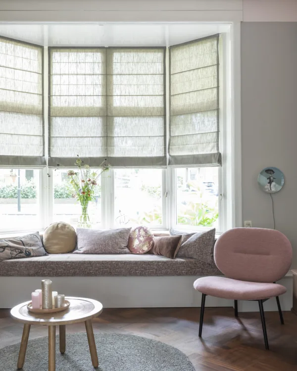 Lichtgroene vouwgordijnen in de erker