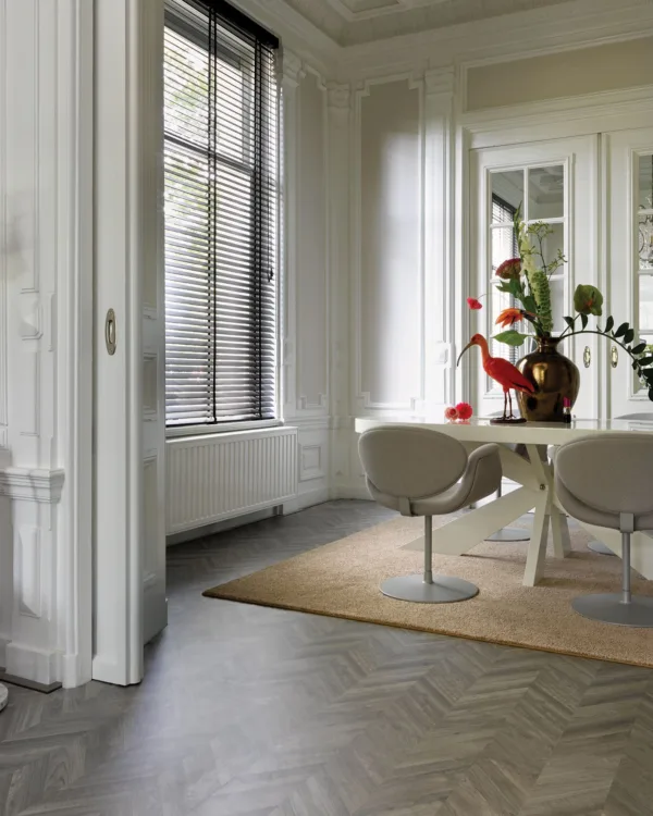 Een donkere laminaatvloer in visgraatmotief voor in de eetkamer