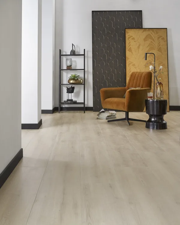 Een laminaatvloer met brede planken bij Aanhuis