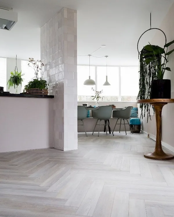 Brede pvc-visgraatvloer in de keuken